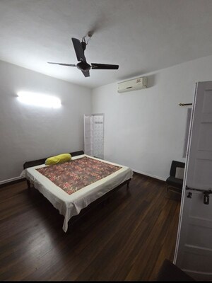 Bedroom in 3 BHK Builder Floor at Sector 16 – for Rent