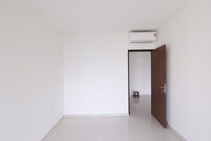 Room in 2 BHK Apartment at Lodha Amara Tower 24 And 25, Kolshet Road – for Sale