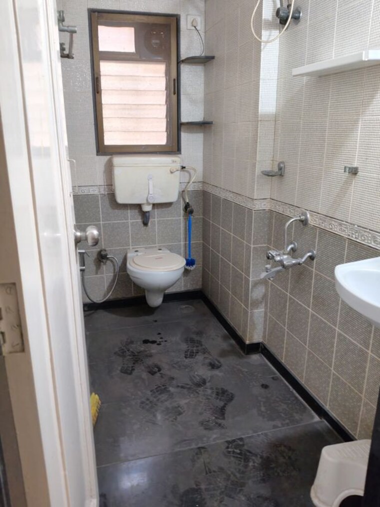 Bathroom, k-raheja-raheja-classique 2 Bedroom 750 Sq.Ft. Apartment In Andheri West Mumbai 10459314