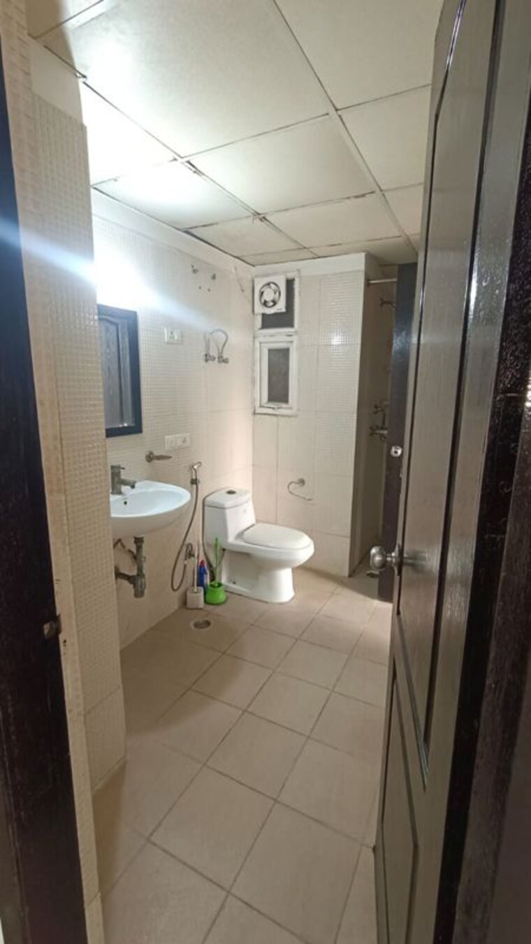 Bathroom, aditya-celebrity-homes 1 Bedroom 550 Sq.Ft. Apartment In Sector 76 Noida 10459380