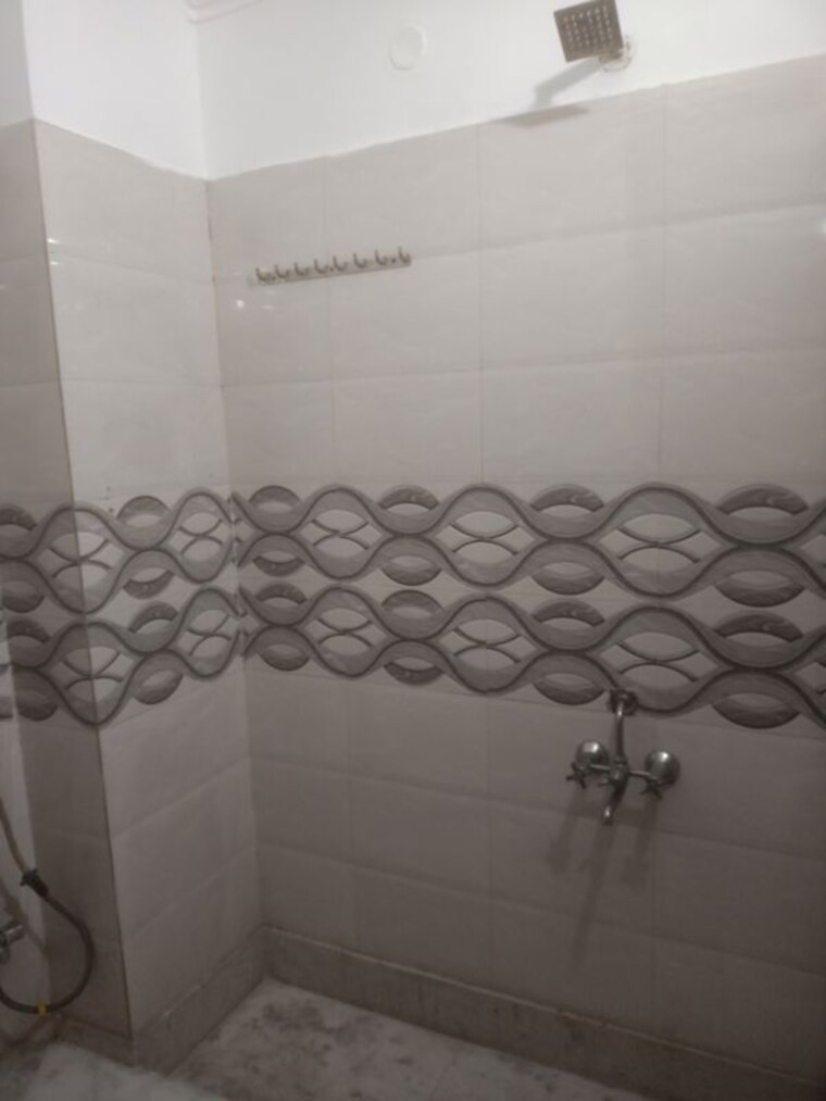 Bathroom, nangal dewat 3 Bedroom 110 Sq.Yd. Builder Floor In Nangal Dewat Delhi 10459430