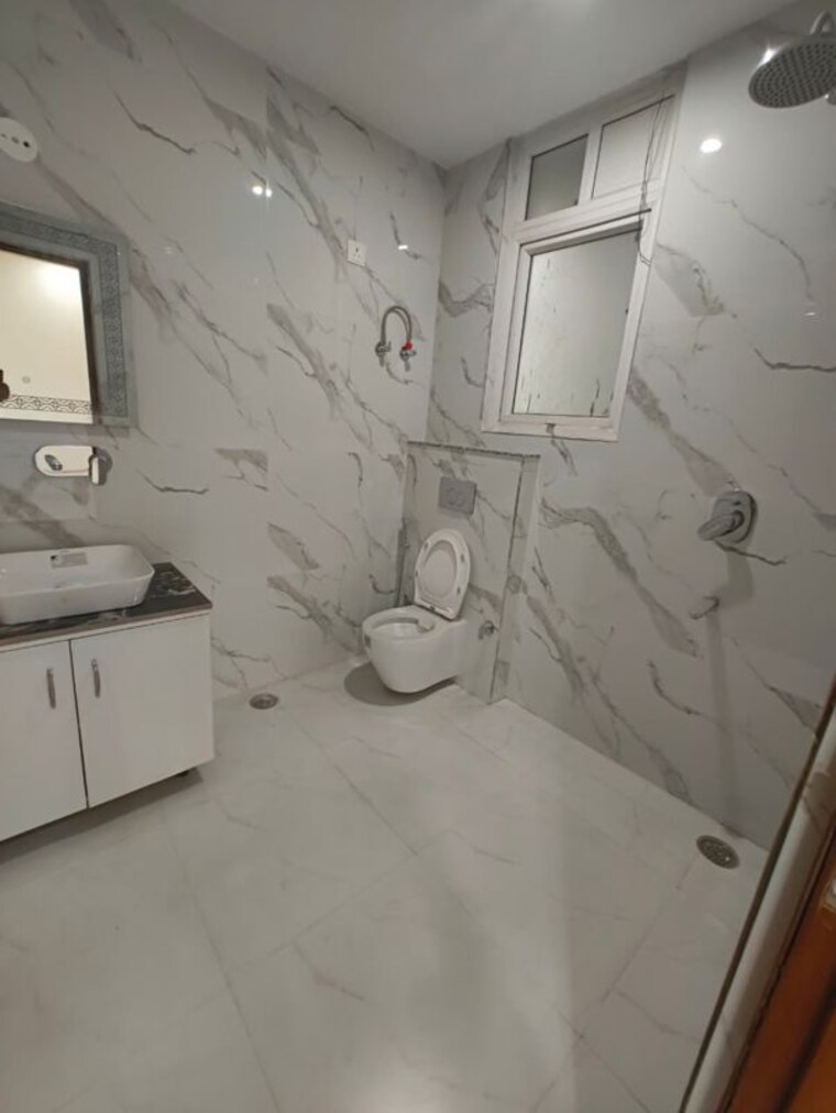 Bathroom, sector 23a 2 Bedroom 1000 Sq.Ft. Builder Floor In Sector 23a Gurgaon 10459442