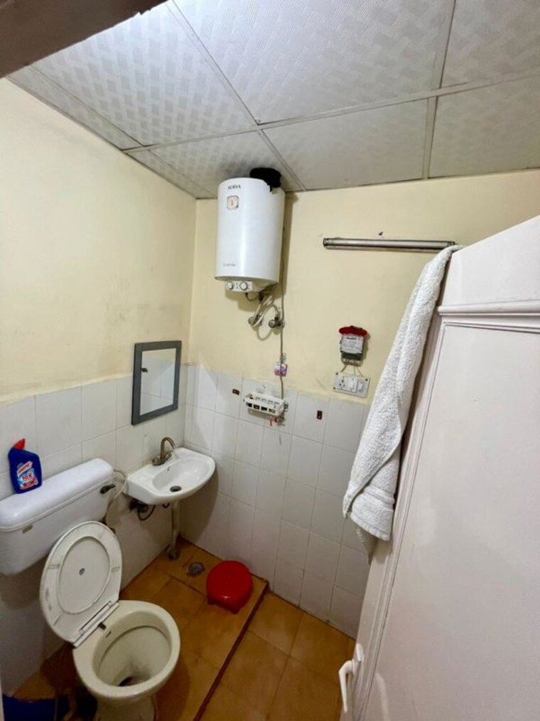 Bathroom, rwa-jalvayu-towers 2 Bedroom 850 Sq.Ft. Builder Floor In Sector 47 Noida 10459446
