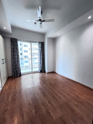 Room in 3.5 BHK Apartment at Mahagun Mezzaria, Sector 78 – for Rent