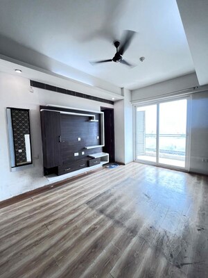 Room in 3.5 BHK Apartment at Mahagun Mezzaria, Sector 78 – for Rent