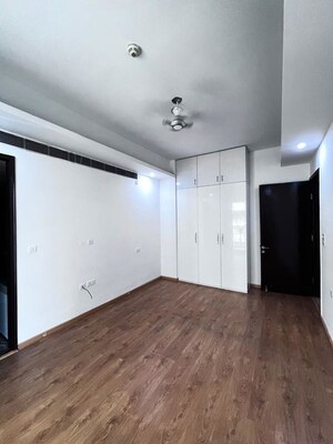 Room in 3.5 BHK Penthouse at Mahagun Mezzaria, Sector 78 – for Rent