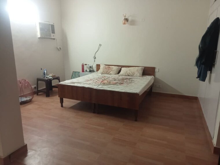 Bedroom, arun vihar 2.5 Bedroom 350 Sq.Mt. Villa In Arun Vihar Noida 10459604