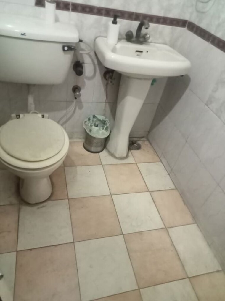 Bathroom, arun vihar 2.5 Bedroom 350 Sq.Mt. Villa In Arun Vihar Noida 10459604