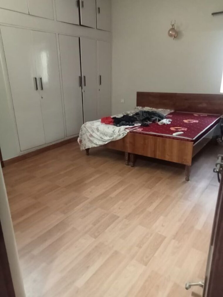 Bedroom, arun vihar 2.5 Bedroom 350 Sq.Mt. Villa In Arun Vihar Noida 10459604