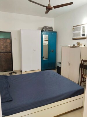 Bedroom in 2 BHK Apartment at Khar West – for Rent