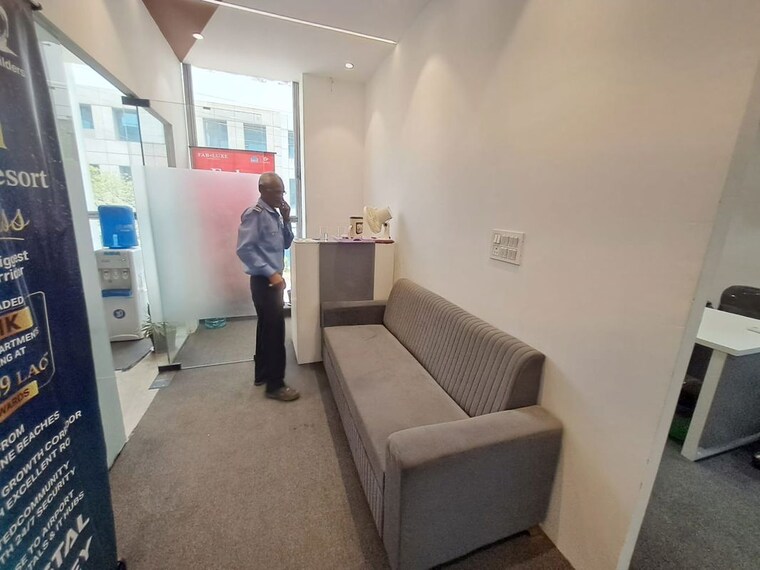 Living Room, sector 63 Commercial Office Space 2200 Sq.Ft. In Sector 63 Noida 10459601