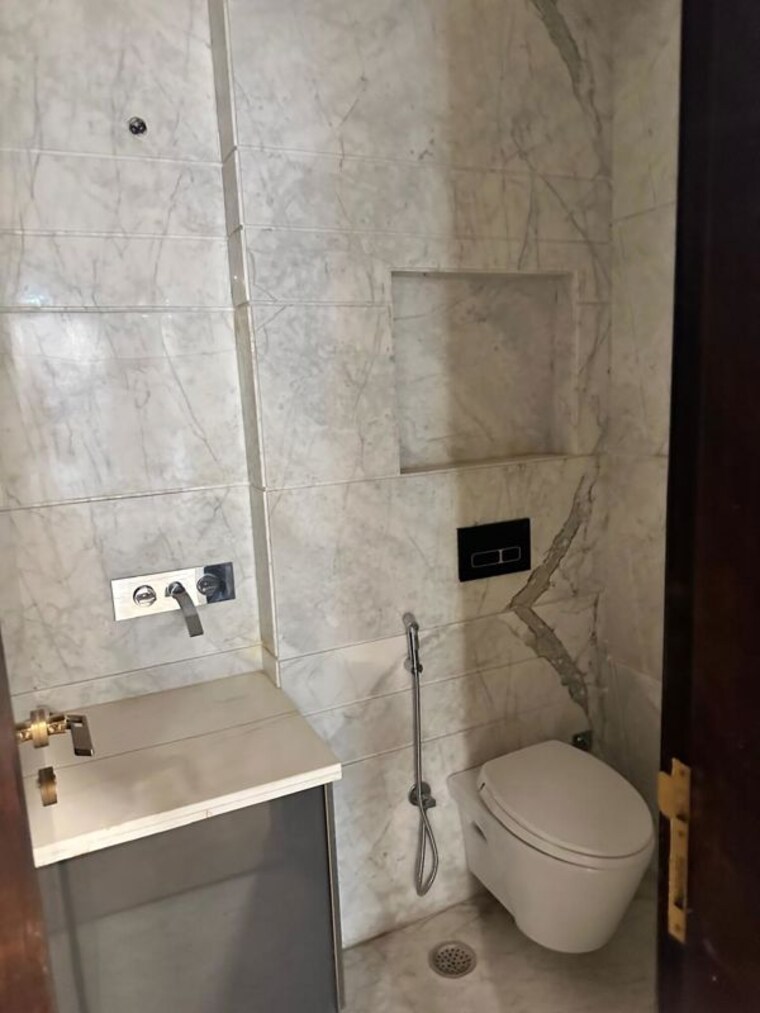 Bathroom, green-wood-city 4 Bedroom 500 Sq.Yd. Builder Floor In Sector 45 Gurgaon 10459816