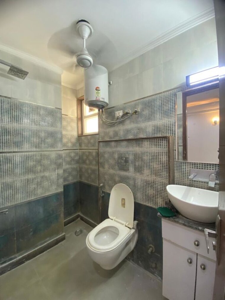 Bathroom, malviya nagar 2 Bedroom 100 Sq.Yd. Builder Floor In Malviya Nagar Delhi 10459887