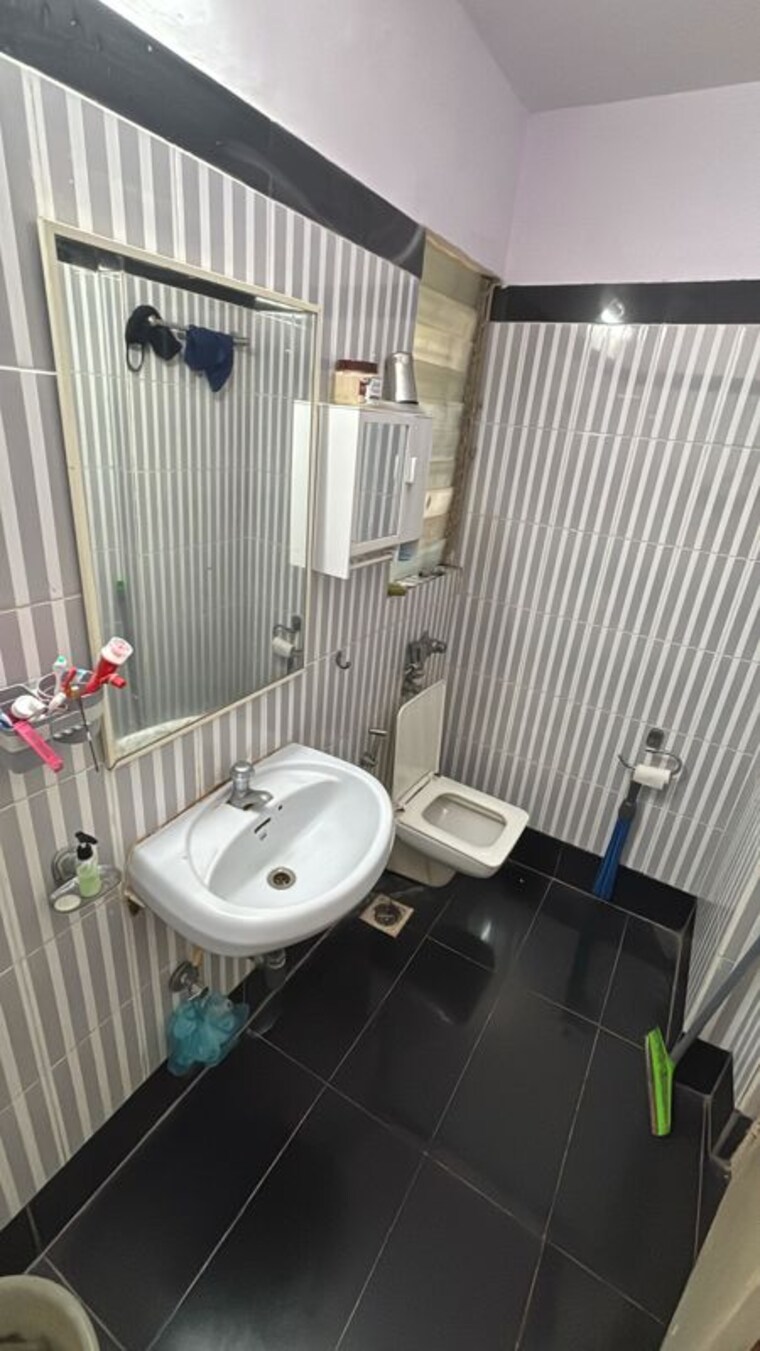 Bathroom, anand-chs-andheri-east 2 Bedroom 850 Sq.Ft. Apartment In Andheri East Mumbai 10459940