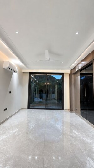 Room in 3 BHK Builder Floor at Sushant Lok I – for Rent