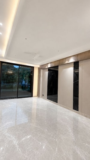 Room in 3 BHK Builder Floor at Sushant Lok I – for Rent