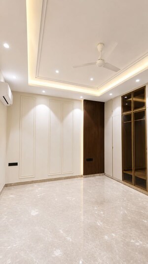 Room in 3 BHK Builder Floor at Sushant Lok I – for Rent