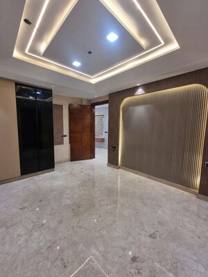 Room in 5 BHK Builder Floor at Green Fields Colony – for Sale