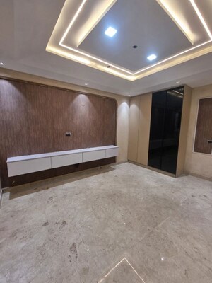 Room in 5 BHK Builder Floor at Green Fields Colony – for Sale