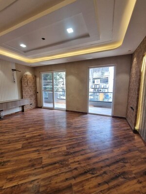 Parking in 5 BHK Builder Floor at Green Fields Colony – for Sale