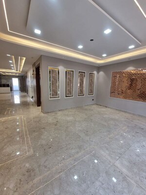 Parking in 5 BHK Builder Floor at Green Fields Colony – for Sale