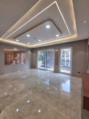 Parking in 5 BHK Builder Floor at Green Fields Colony – for Sale