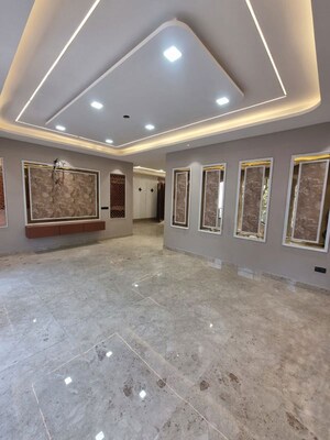 Room in 5 BHK Builder Floor at Green Fields Colony – for Sale