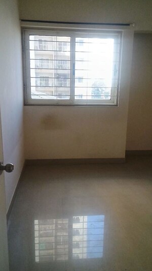 Room in 2.5 BHK Apartment at Amanora Trendy Homes, Hadapsar – for Rent