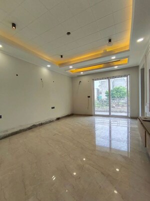 Room in 5 BHK Builder Floor at Green Fields Colony – for Sale