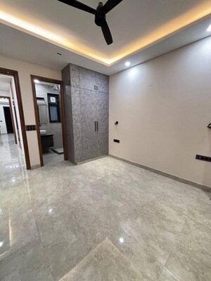 Room in 3 BHK Builder Floor at Gupta Awas, Sector 43 – for Rent