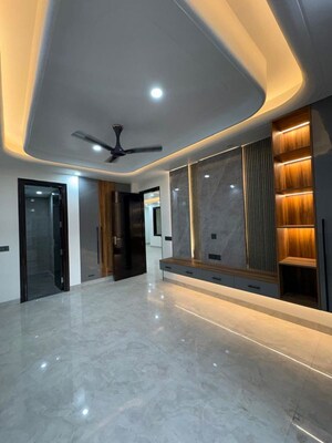 Room in 4 BHK Builder Floor at DLF City Phase IV, Dlf Phase iv – for Rent