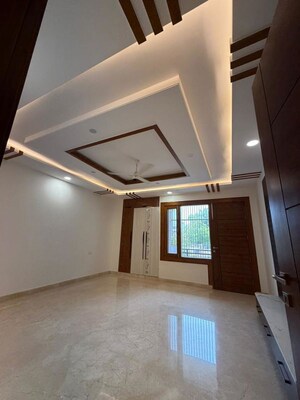 Room in 4 BHK Builder Floor at Mewala Maharajpur – for Sale