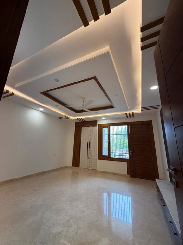 Room, mewala maharajpur 4 Bedroom 510 Sq.Yd. Builder Floor In Mewala Maharajpur Faridabad 10460200