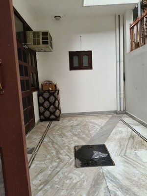 Living Room in 3 BHK Builder Floor at DLF City Gurgaon, Sector 27 – for Rent