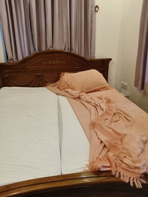 Bedroom in 3 BHK Builder Floor at DLF City Gurgaon, Sector 27 – for Rent
