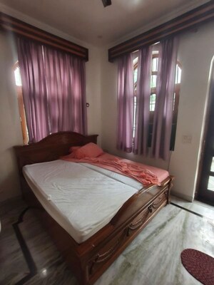 Bedroom in 3 BHK Builder Floor at DLF City Gurgaon, Sector 27 – for Rent