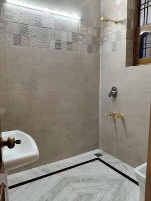 Bathroom in 3 BHK Builder Floor at DLF City Gurgaon, Sector 27 – for Rent