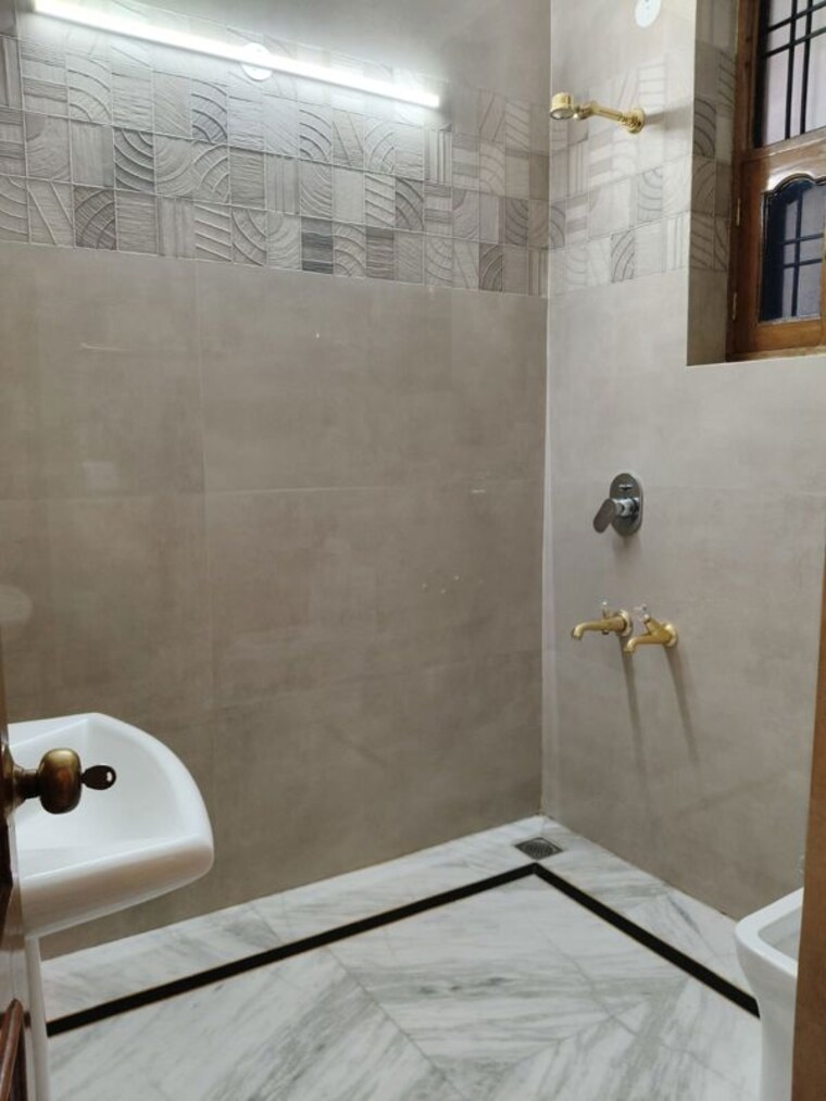 Bathroom, dlf-city-gurgaon 3 Bedroom 263 Sq.Ft. Builder Floor In Sector 27 Gurgaon 10460217