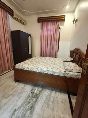Bedroom in 3 BHK Builder Floor at DLF City Gurgaon, Sector 27 – for Rent