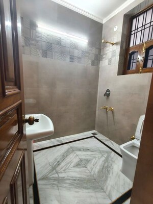 Bathroom in 3 BHK Builder Floor at DLF City Gurgaon, Sector 27 – for Rent