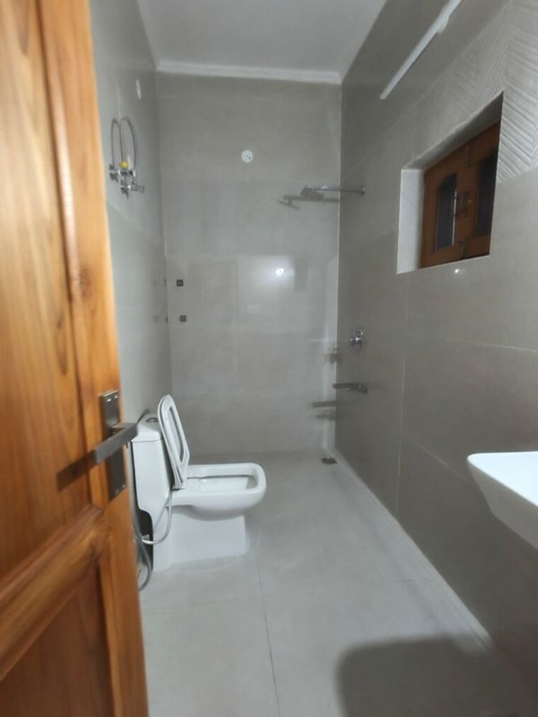 Bathroom, dlf-city-gurgaon 3 Bedroom 263 Sq.Ft. Builder Floor In Sector 27 Gurgaon 10460217