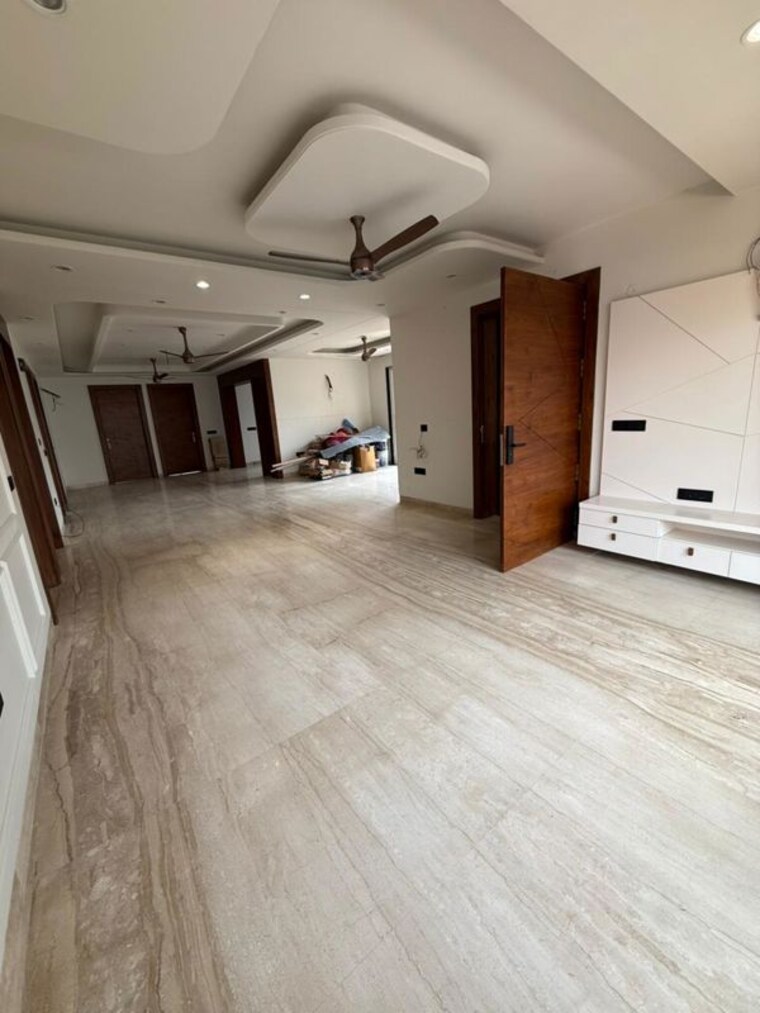Room, sector 21c 4 Bedroom 350 Sq.Yd. Builder Floor In Sector 21c Faridabad 10460243
