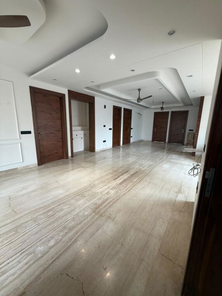 Room, sector 21c 4 Bedroom 350 Sq.Yd. Builder Floor In Sector 21c Faridabad 10460243