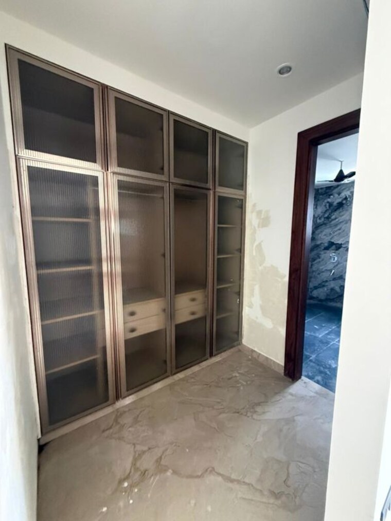 Room, sector 21c 4 Bedroom 350 Sq.Yd. Builder Floor In Sector 21c Faridabad 10460243