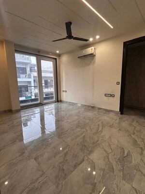 Room in 4 BHK Builder Floor at Gupta Awas, Sector 43 – for Rent