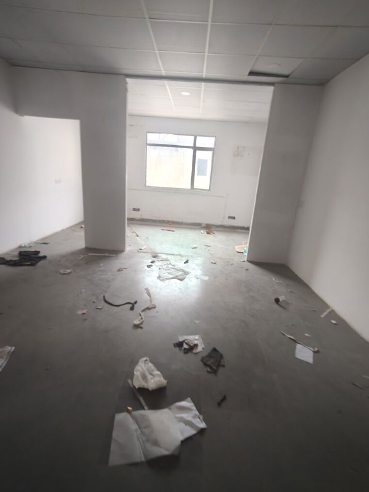 Room, sector 63 Commercial Warehouse 5000 Sq.Ft. In Sector 63 Noida 10460305