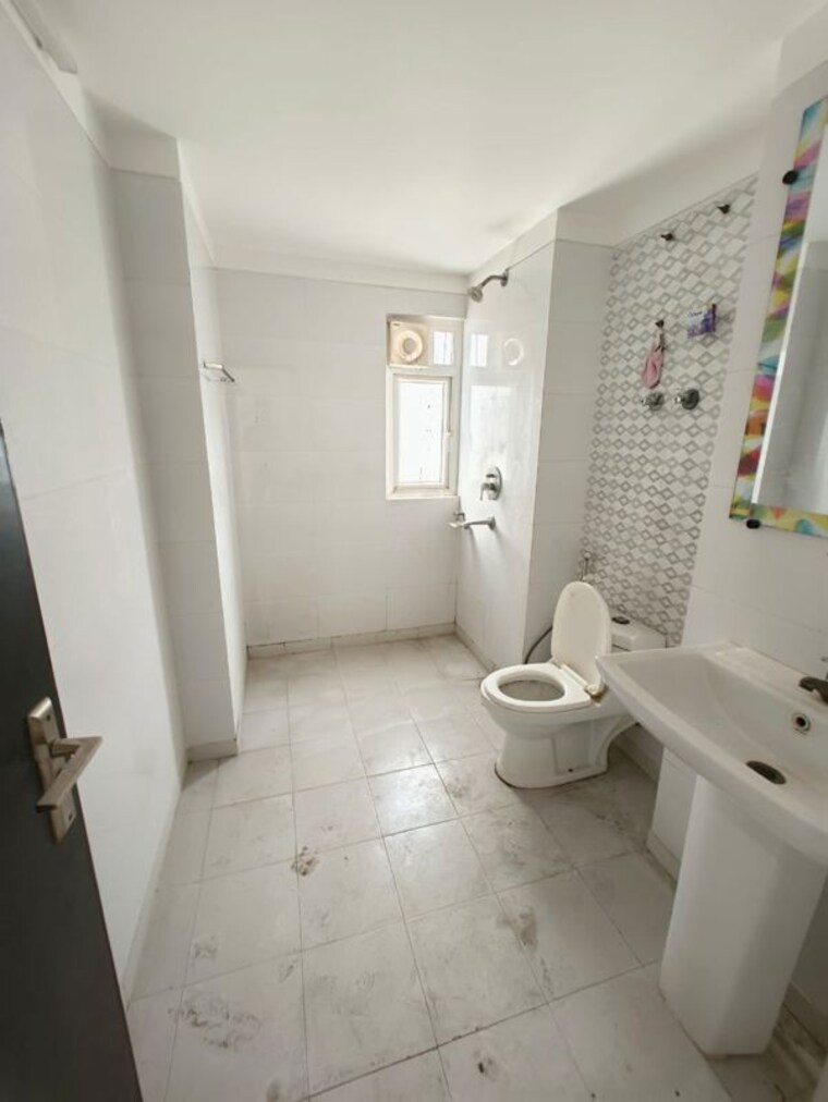 Bathroom, gulshan-vivante 4 Bedroom 2645 Sq.Ft. Apartment In Sector 137 Noida 10460309