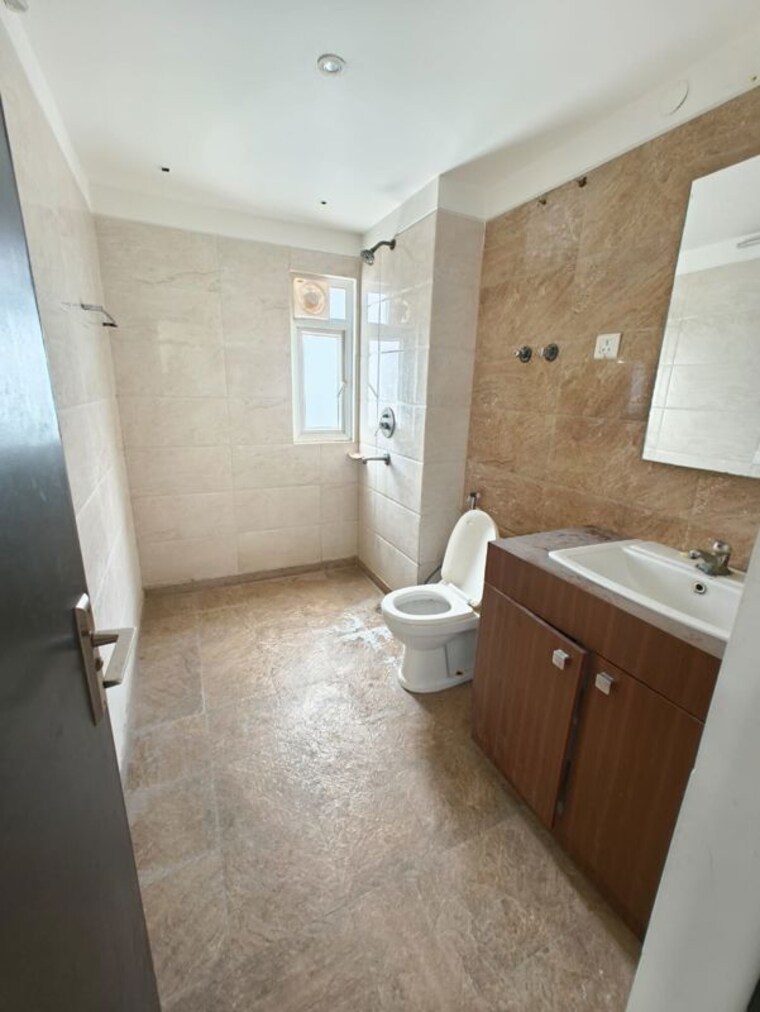 Bathroom, gulshan-vivante 4 Bedroom 2645 Sq.Ft. Apartment In Sector 137 Noida 10460309