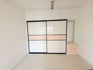 Room in 1.5 BHK Apartment at Godrej Emerald, Ghodbunder Road – for Rent