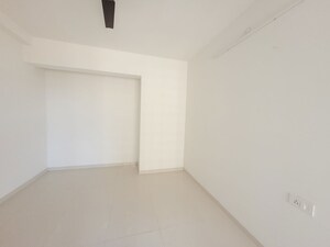 Room in 1.5 BHK Apartment at Godrej Emerald, Ghodbunder Road – for Rent